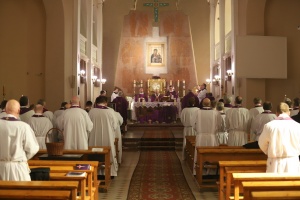 arcybiskup marek jędraszewski z kapłanami